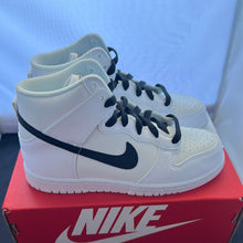 Load image into Gallery viewer, Nike Dunk High (PS) size 2Y
